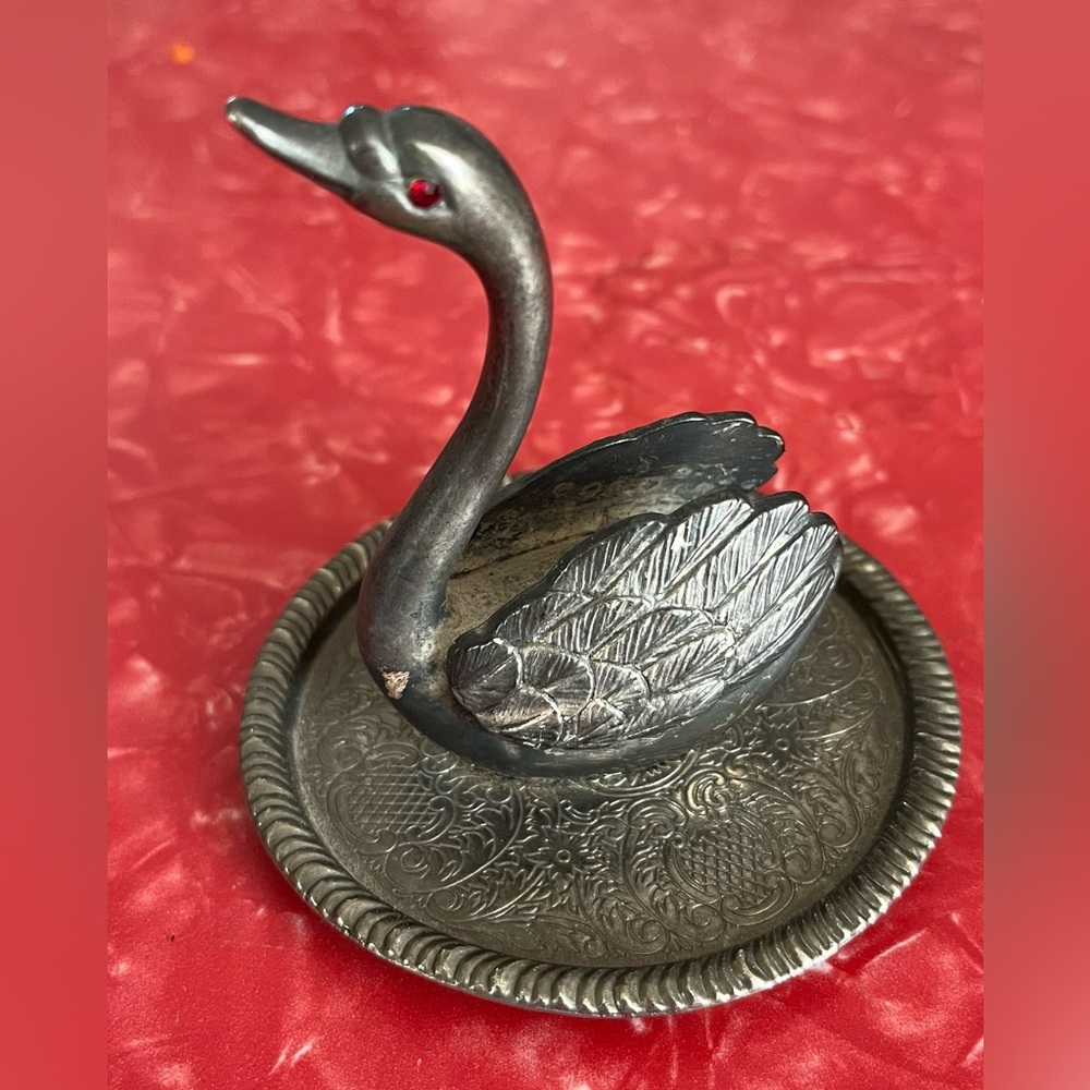 Silver swan ring holder